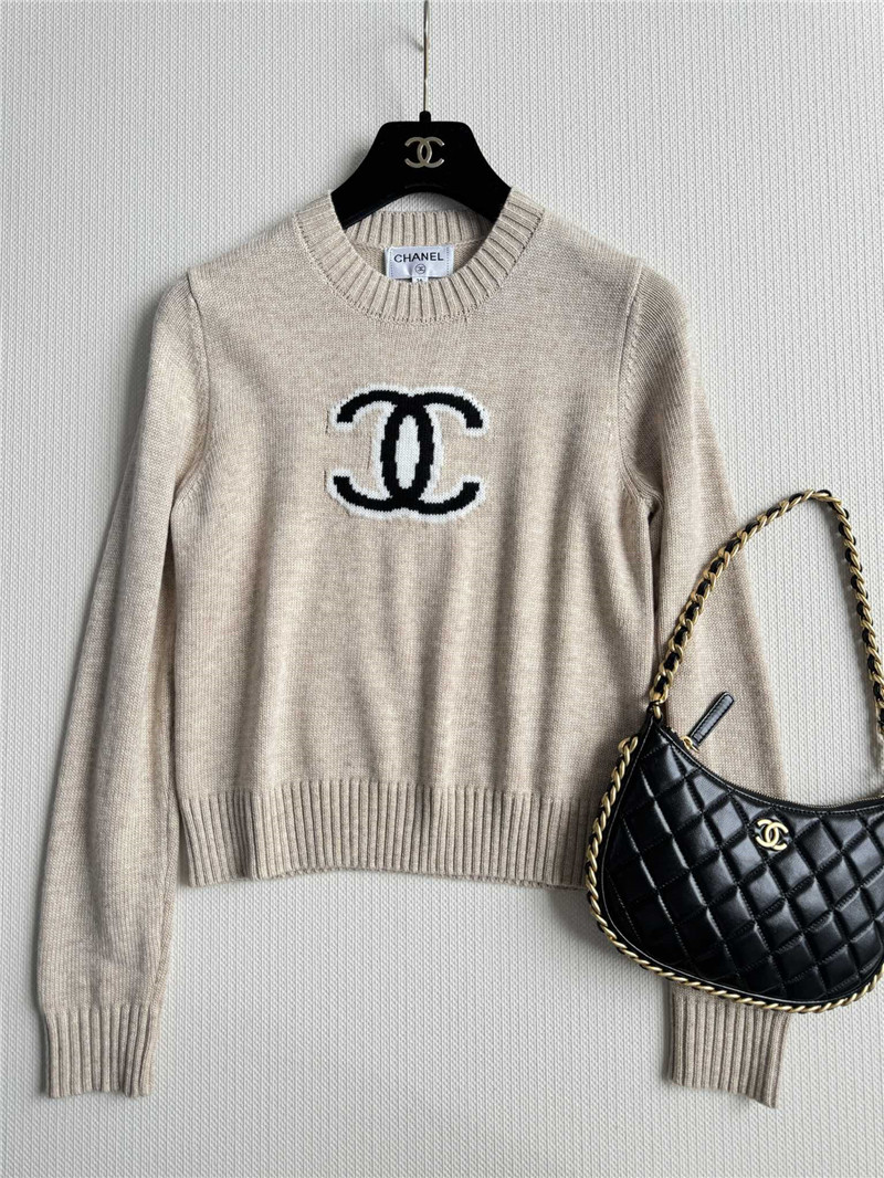 Ch**el black and white logo pullover