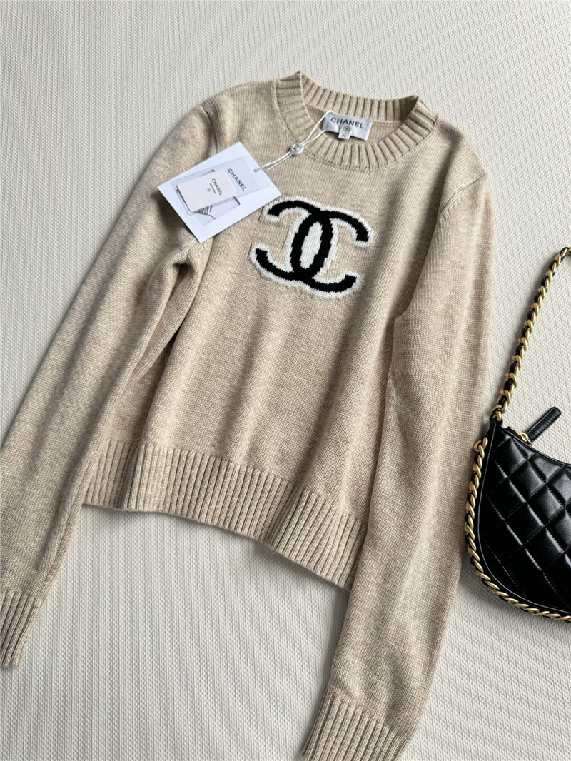 Ch**el black and white logo pullover