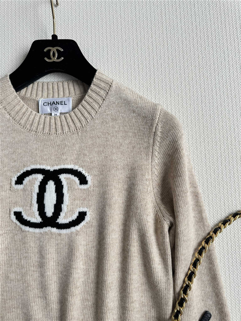 Ch**el black and white logo pullover