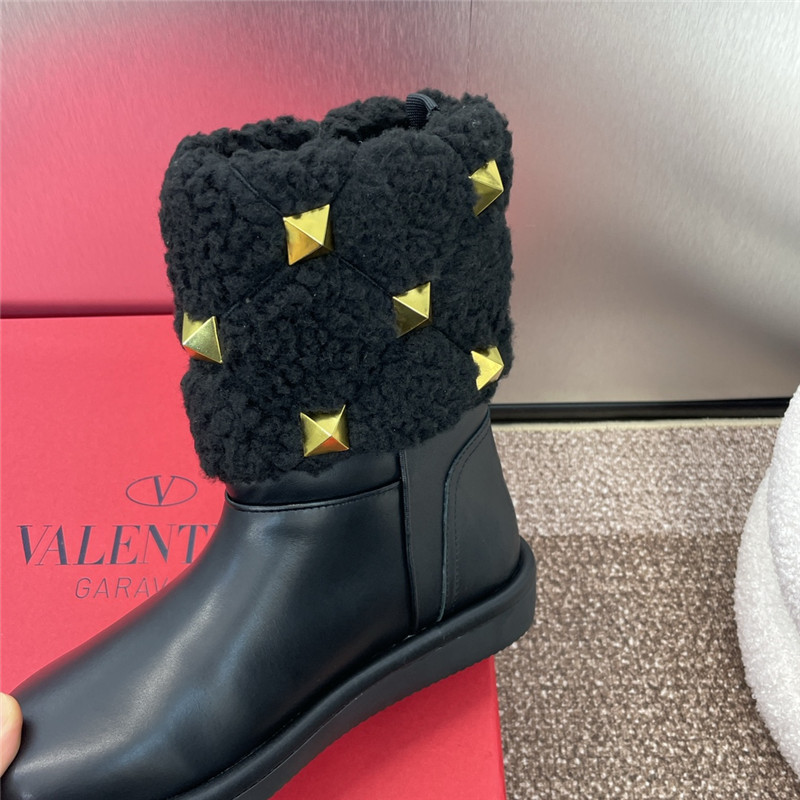 Va1e*ntin0 roman studs leather ankle boots