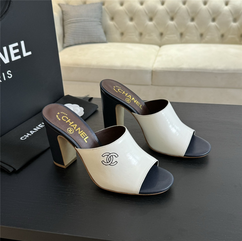 Ch**el white pattern chunky heel mule sandals