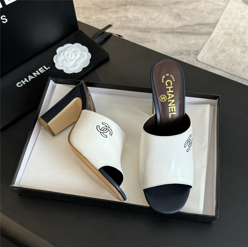 Ch**el white pattern chunky heel mule sandals