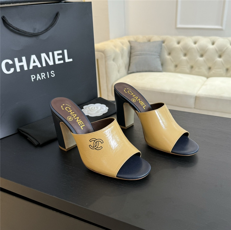 Ch**el beige pattern chunky heel mule sandals