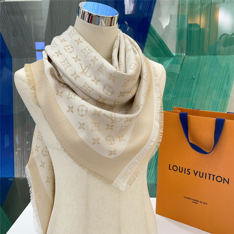 l0vis Vvtt0n lv gold and silver silk shawl