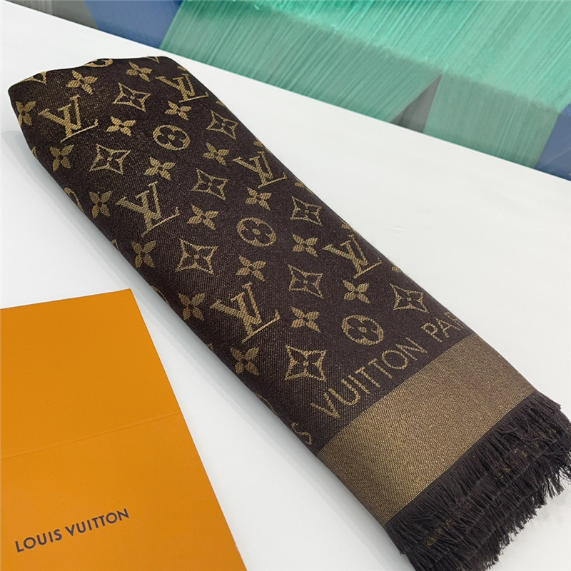 l0vis Vvtt0n lv gold and silver silk shawl
