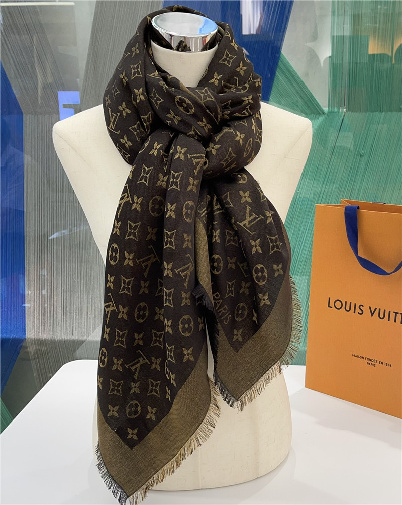 l0vis Vvtt0n lv gold and silver silk shawl