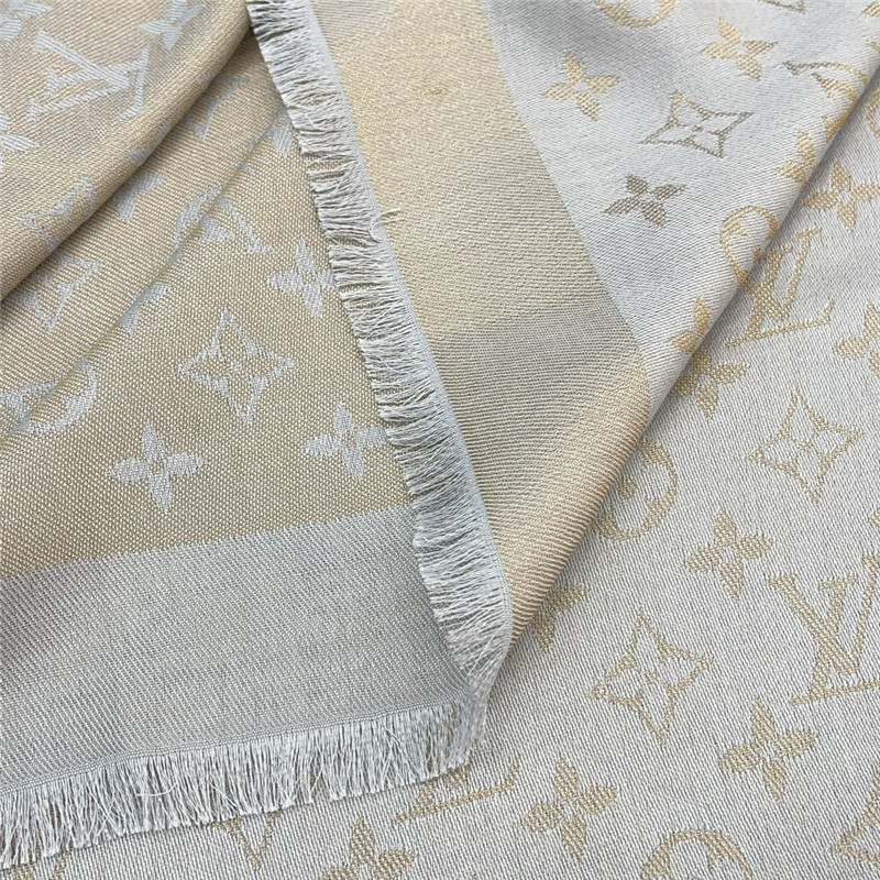 l0vis Vvtt0n lv gold and silver silk shawl