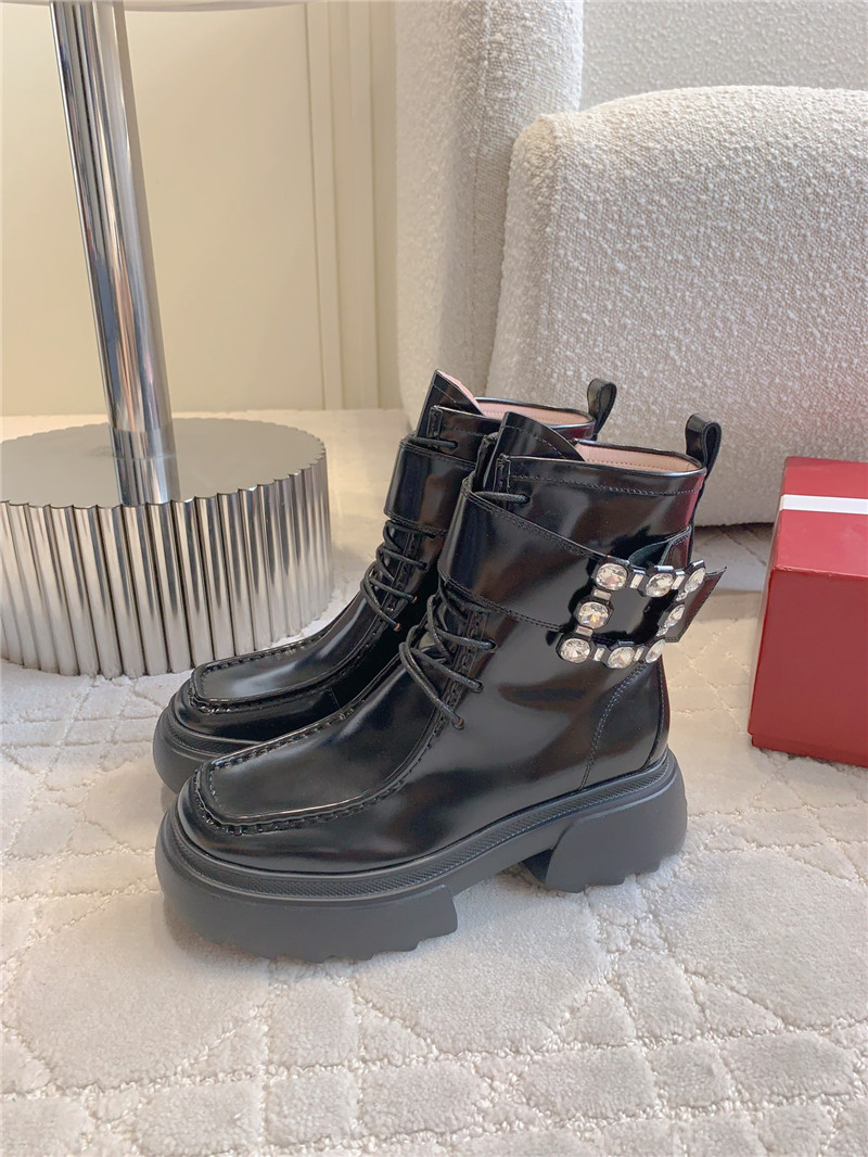 roger u1u1er d1am0nd buckle calfskin ankle boots