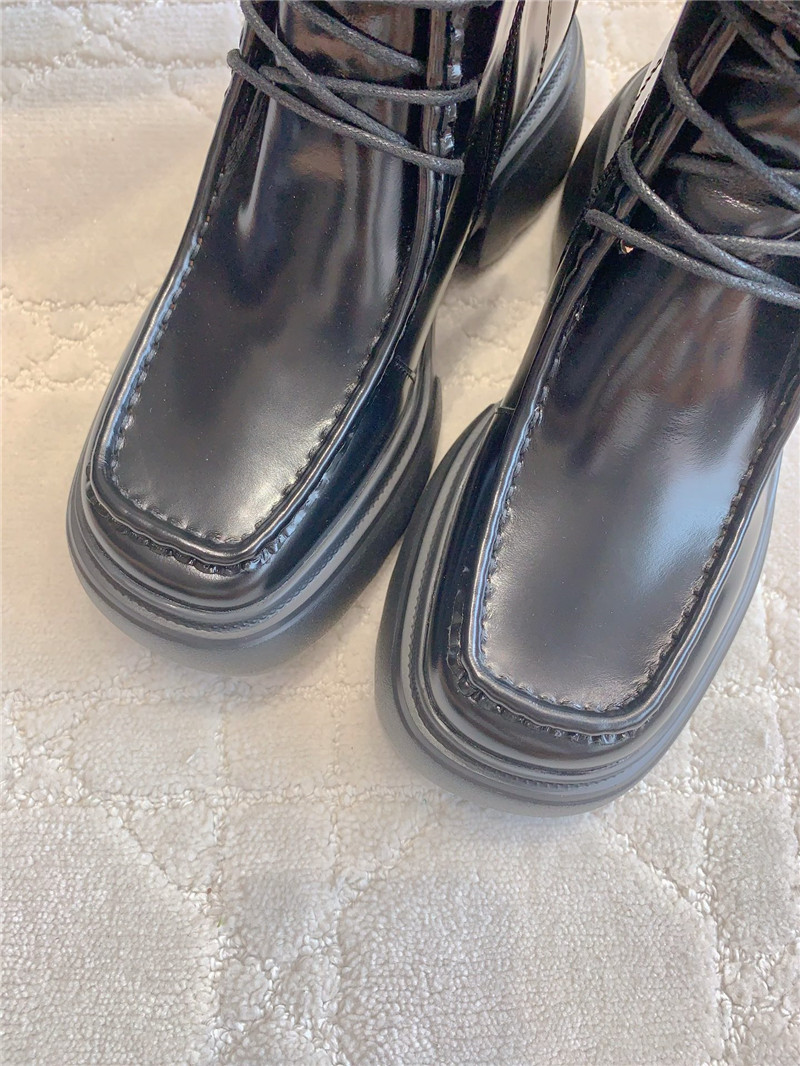 roger u1u1er d1am0nd buckle calfskin ankle boots