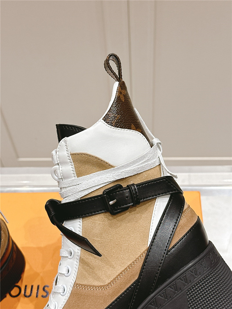l0vis Vvtt0n laureate platform desert boot for women