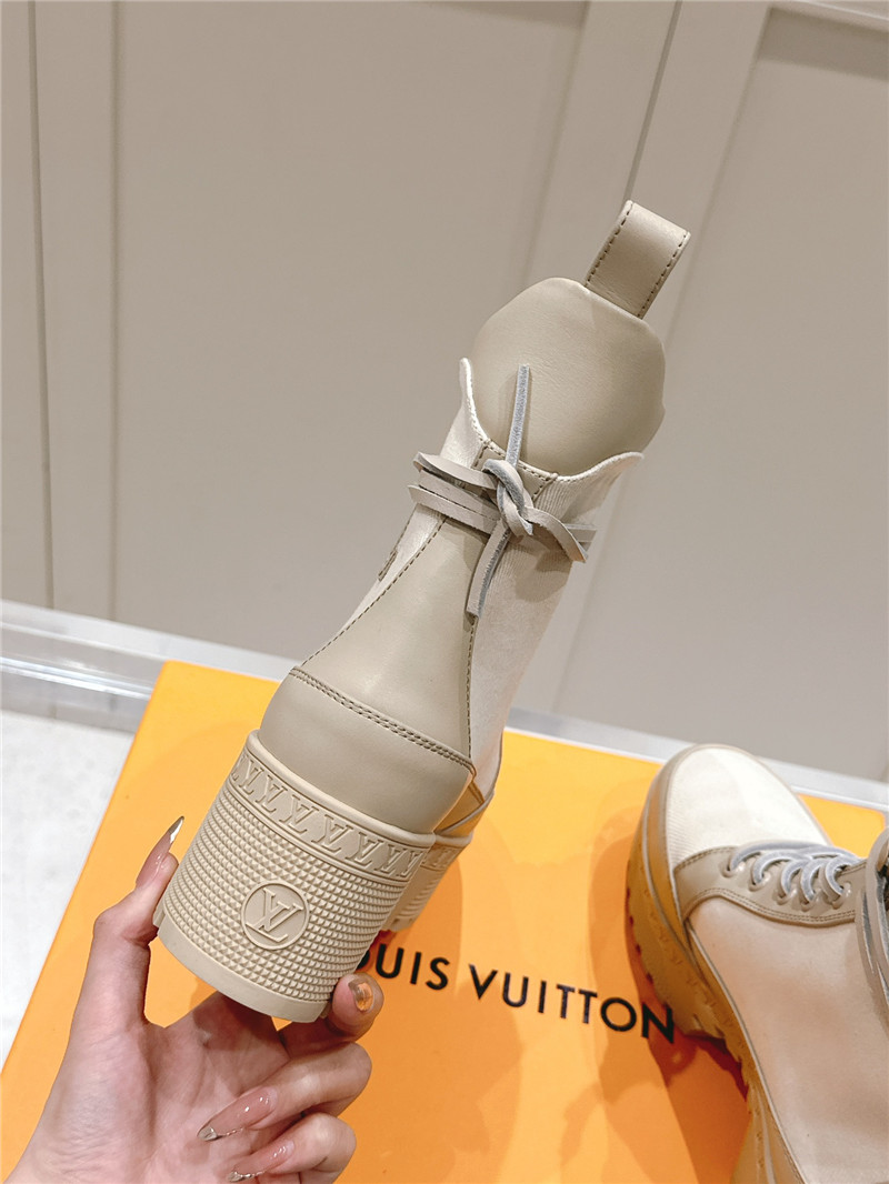 l0vis Vvtt0n laureate platform desert boot in beige