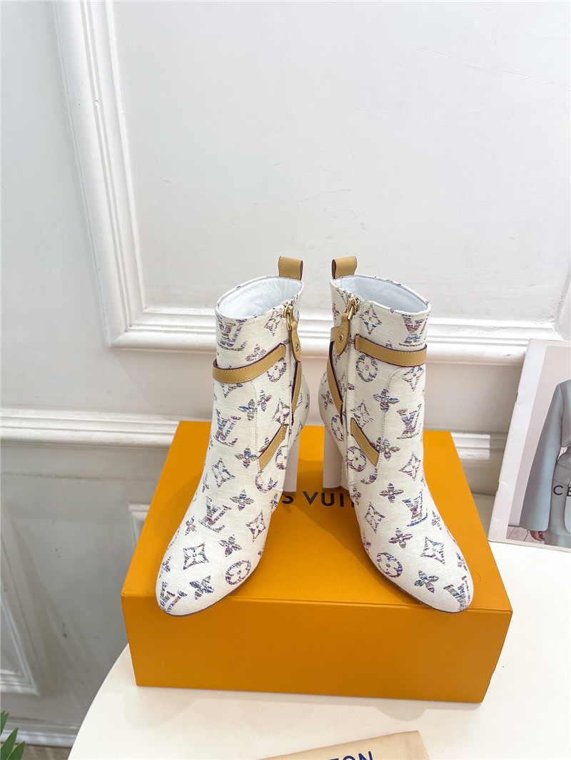 l0vis Vvtt0n beige monogram silhouette ankle boot