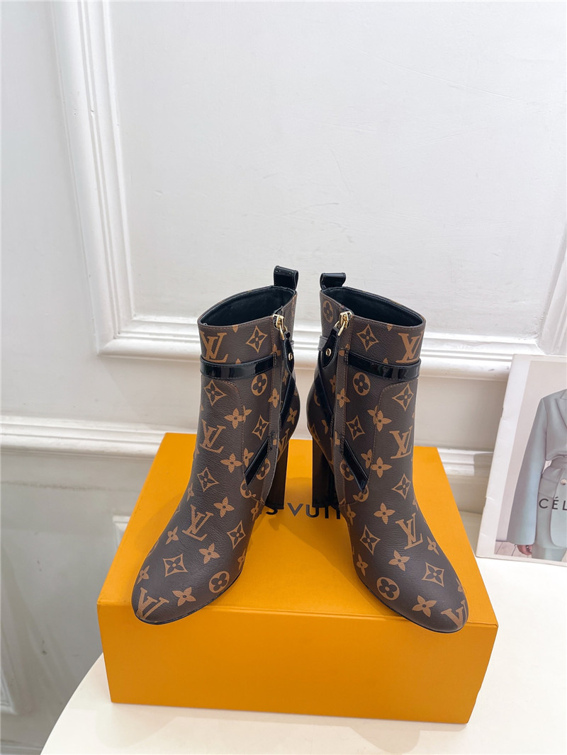 l0vis Vvtt0n monogram silhouette ankle boots