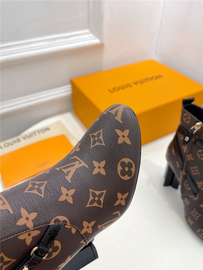 l0vis Vvtt0n monogram silhouette ankle boots