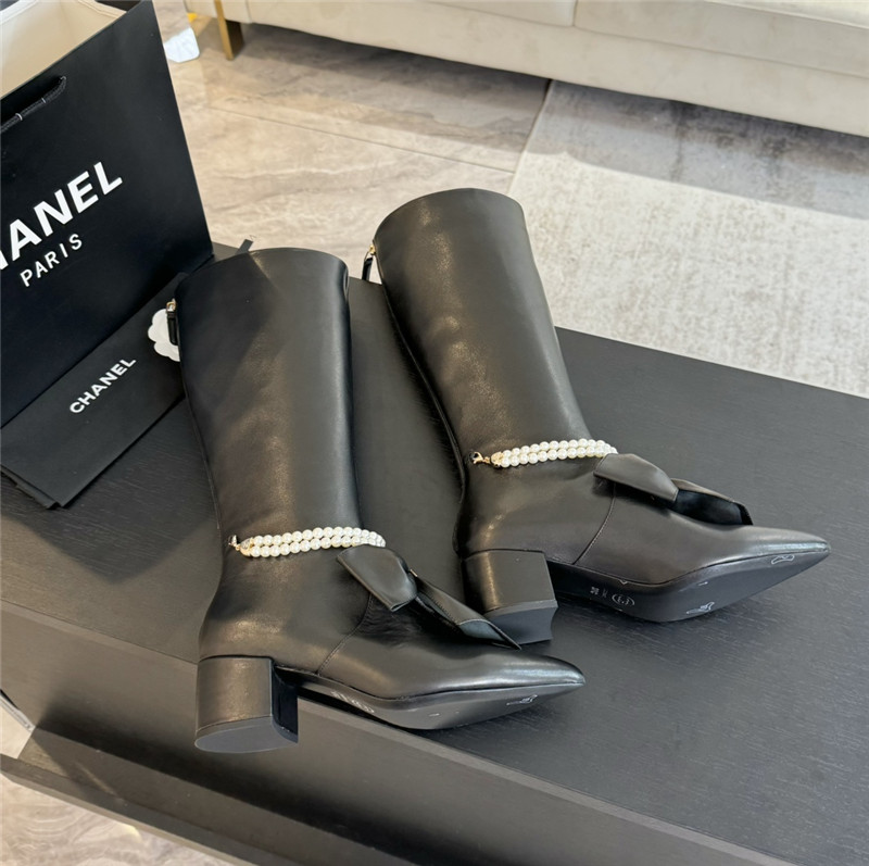 Ch**el pearl chain pointed high boot