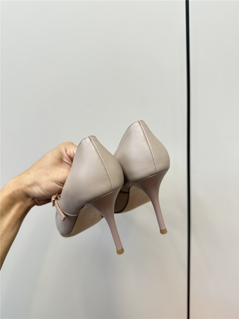 Va1e*ntin0 rockstud natural smooth leather pumps