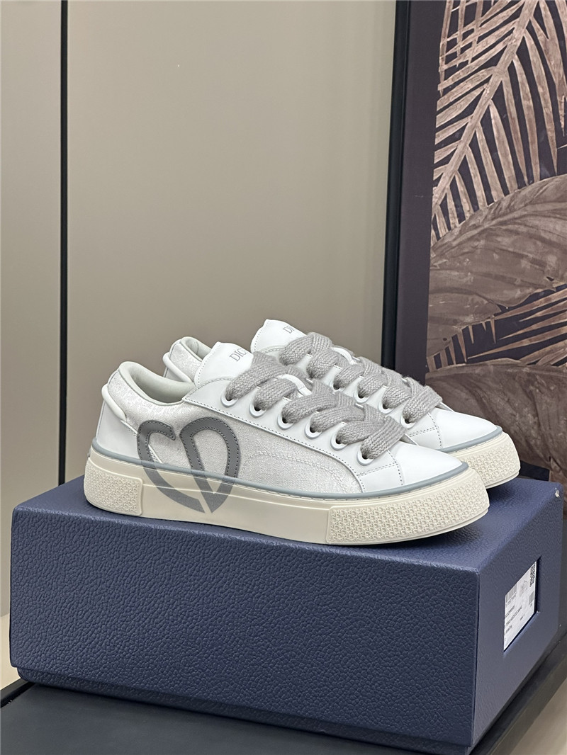 D10r lace-up low top heart sneakers