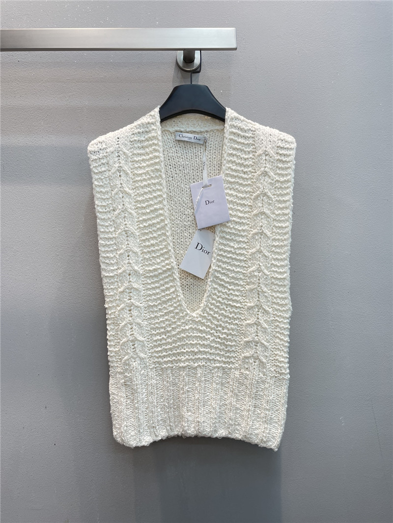 D10r v-neck wool blend knit vest in ecru