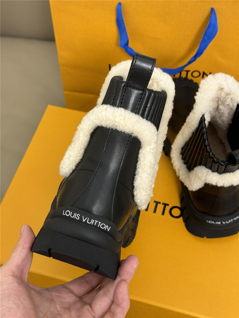 l0vis Vvtt0n ruby flat leather boots in black