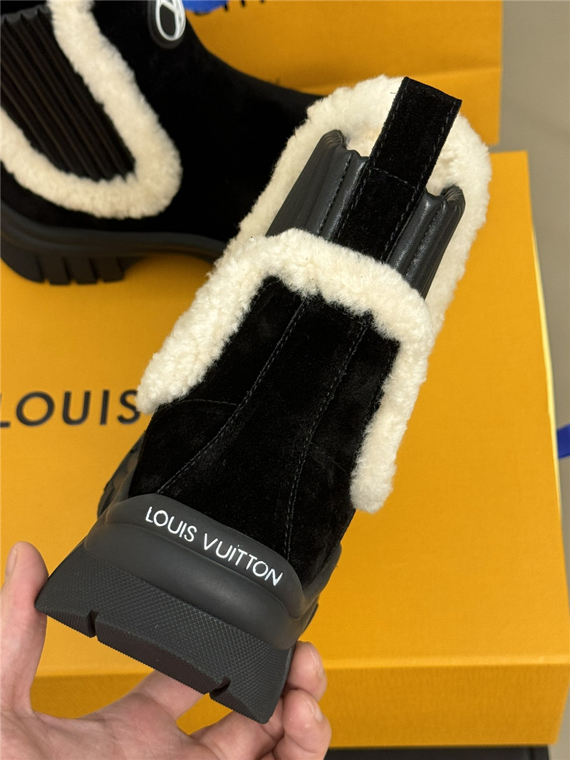 l0vis Vvtt0n ruby flat suede boots in black
