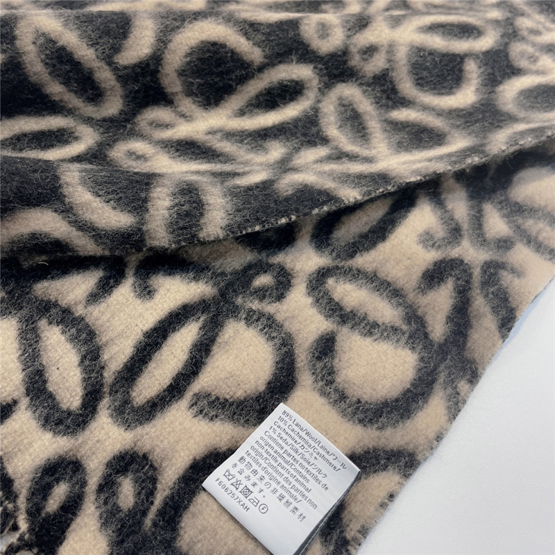 L0ew* wool scarf