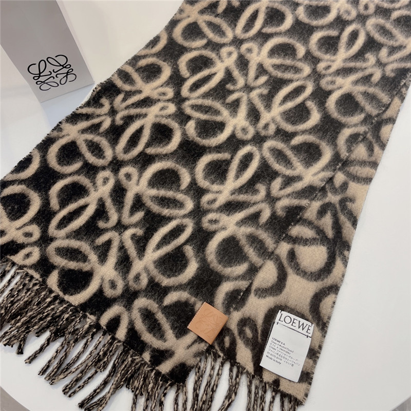 L0ew* wool scarf