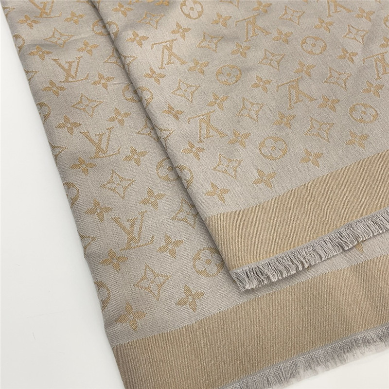 l0vis Vvtt0n lv gold and silver thread shawl