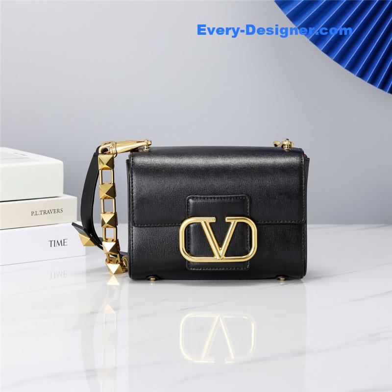 Va1e*ntin0 v logo bag in grained calfskin