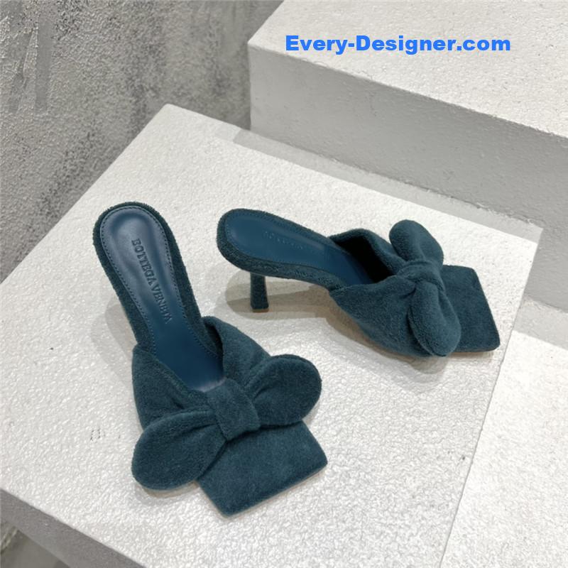 b0tt*ga Ven*ta bow sandals
