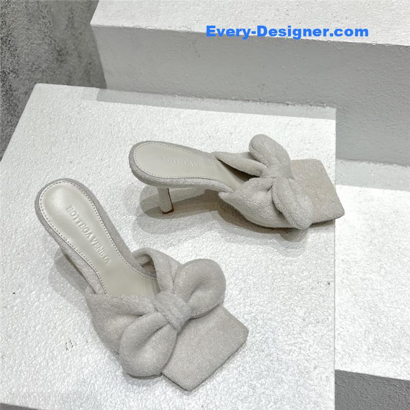 b0tt*ga Ven*ta bow sandals
