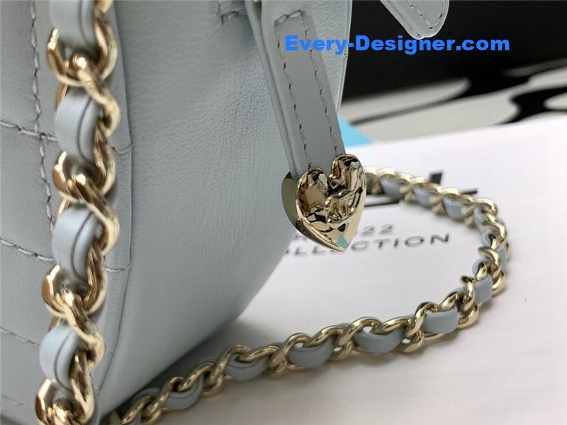 ch**el heart chain D1am0nd bag