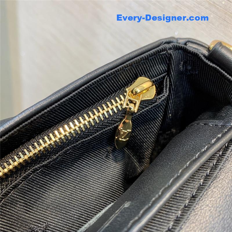 l0vis Vvtt0n lv bubblegram wallet on strap bag