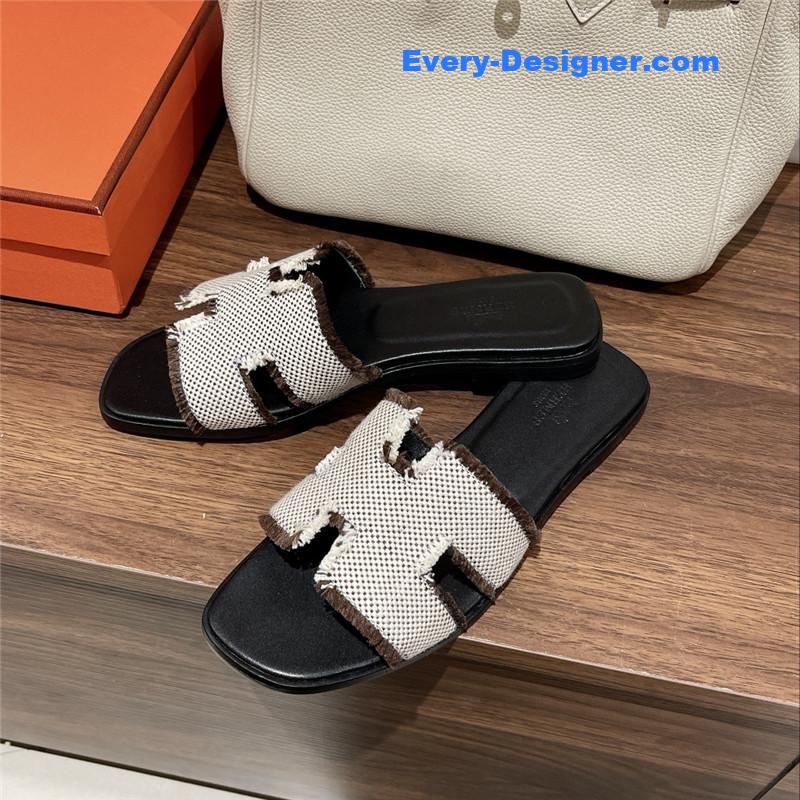 H**me5 h buckle slippers