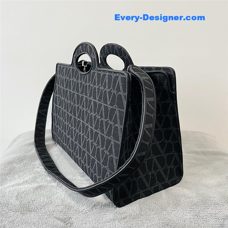Va1e*ntin0 v logo print tote bag