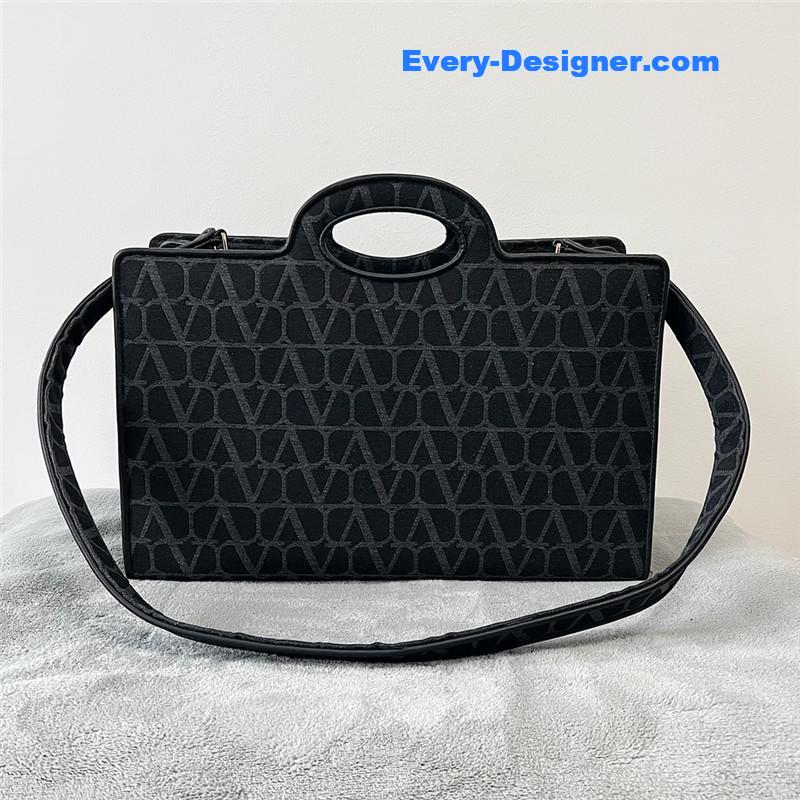 Va1e*ntin0 v logo print tote bag