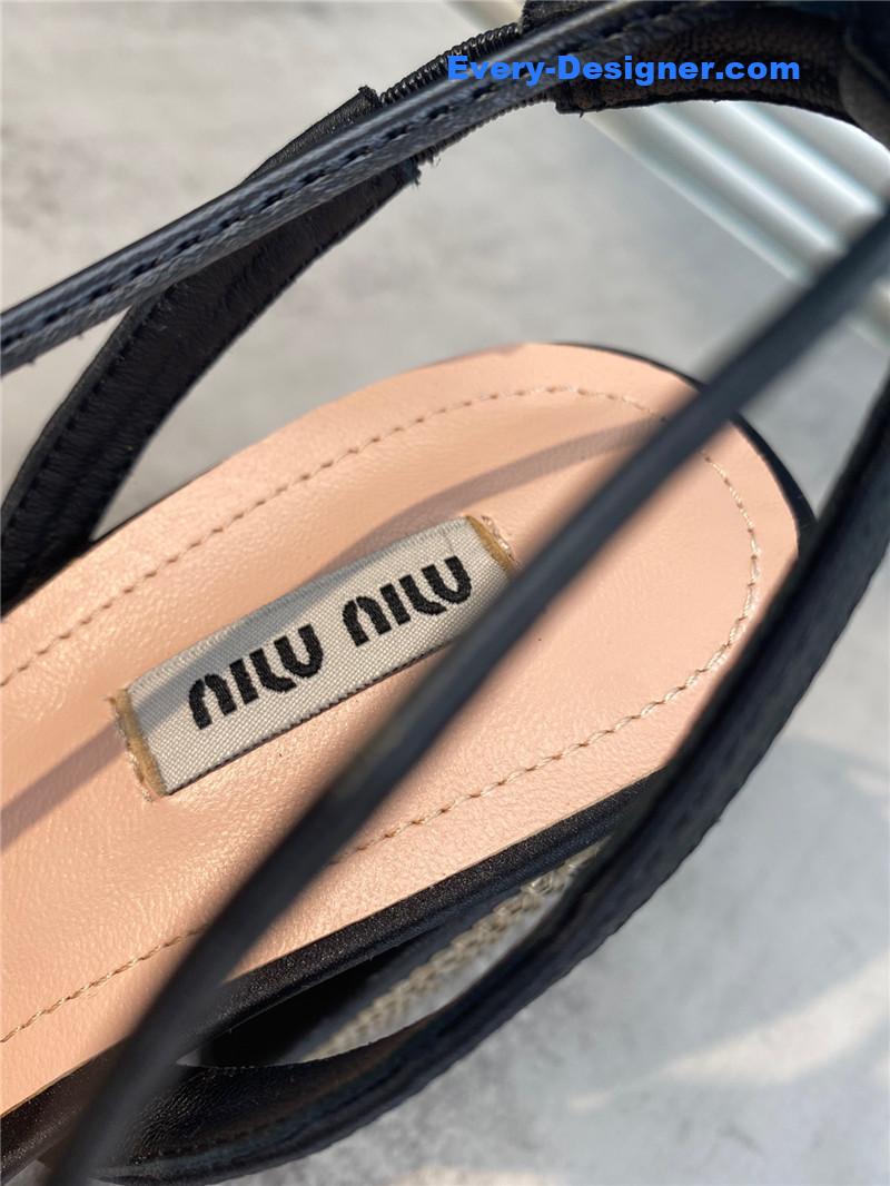 M1um1u new one word with high heel dragging