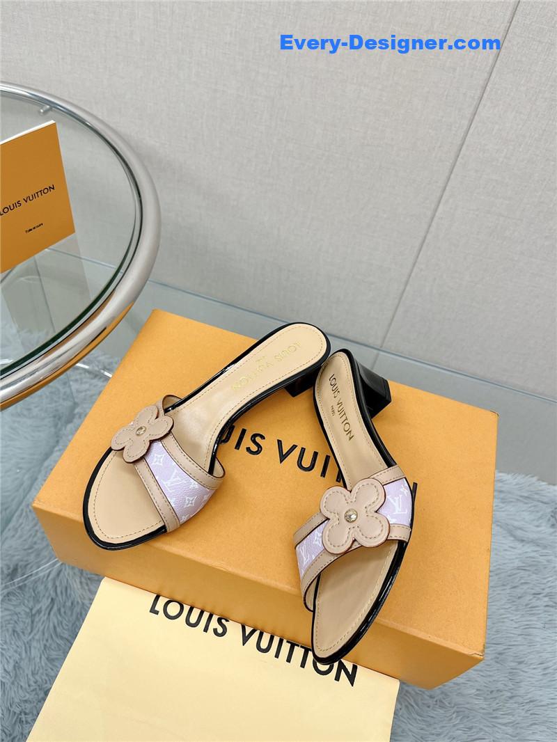 l0vis Vvtt0n lv sunflower slippers