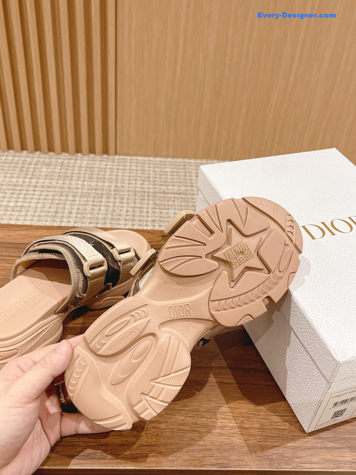 D10r spring and summer new thick-soled beach slippers
