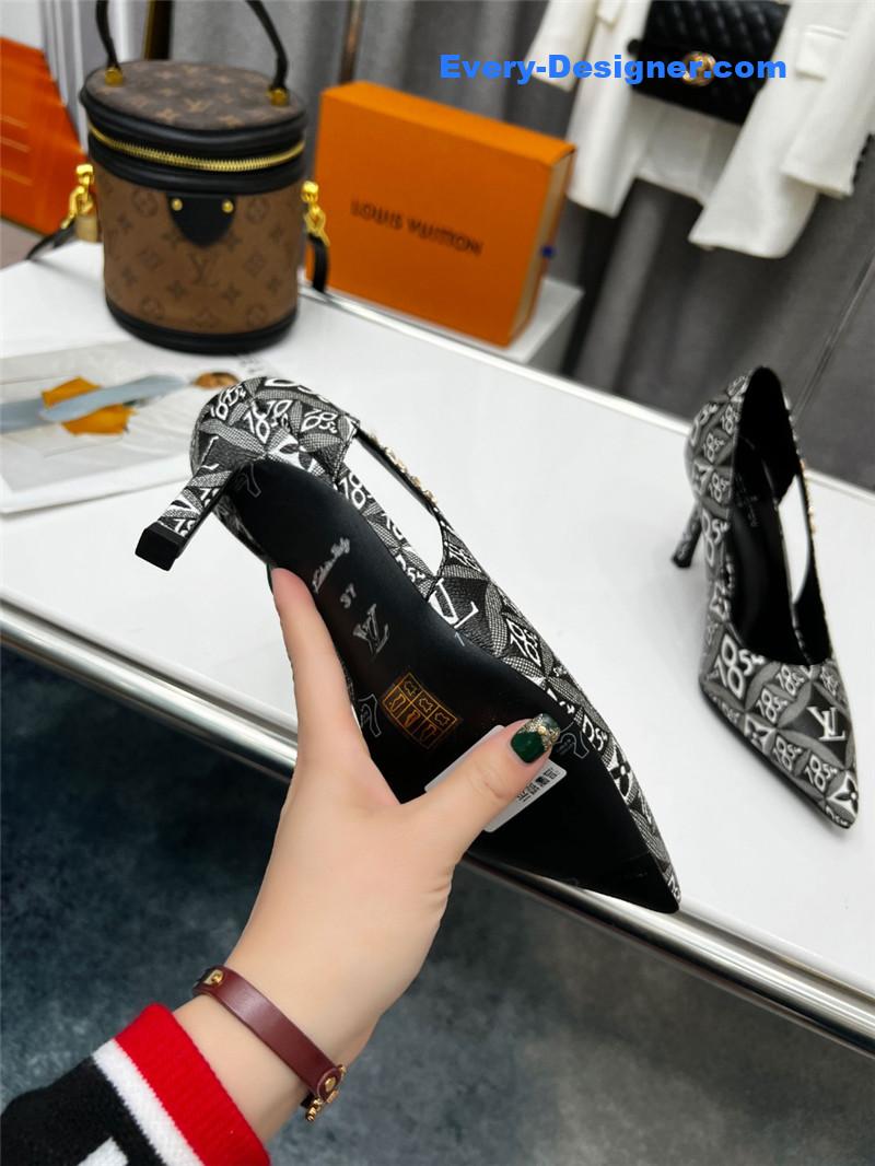 l0vis Vvtt0n lv metal buckle high heels