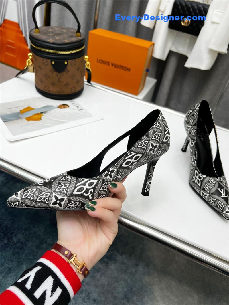 l0vis Vvtt0n lv metal buckle high heels