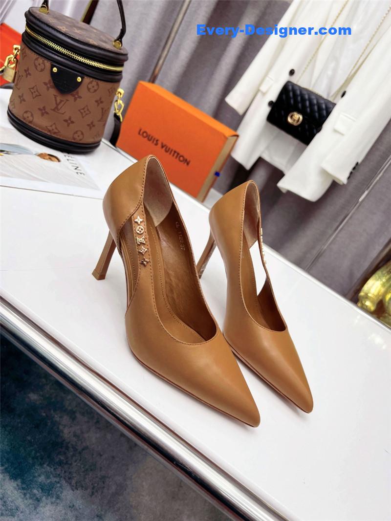 l0vis Vvtt0n lv metal buckle high heels