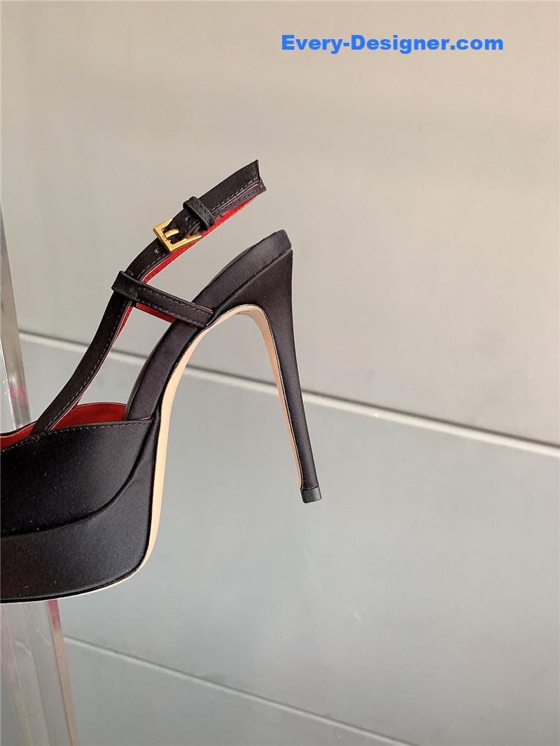 Va1e*ntin0 new sky high heels