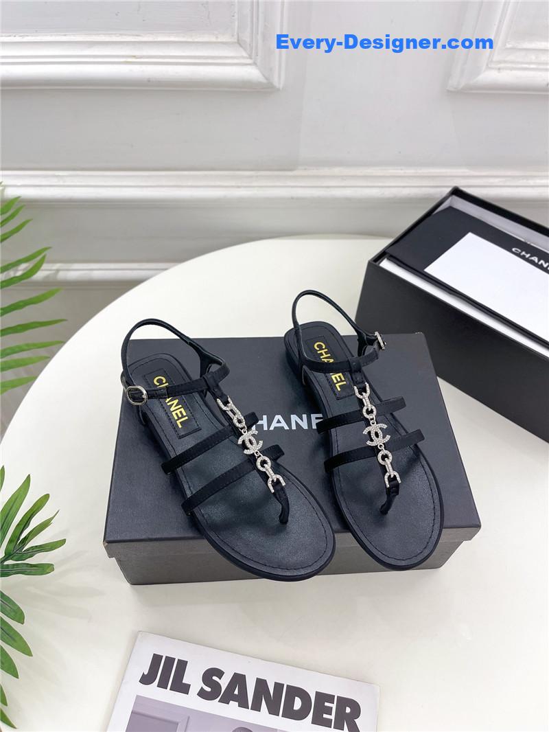CC double C chain pinch sandals