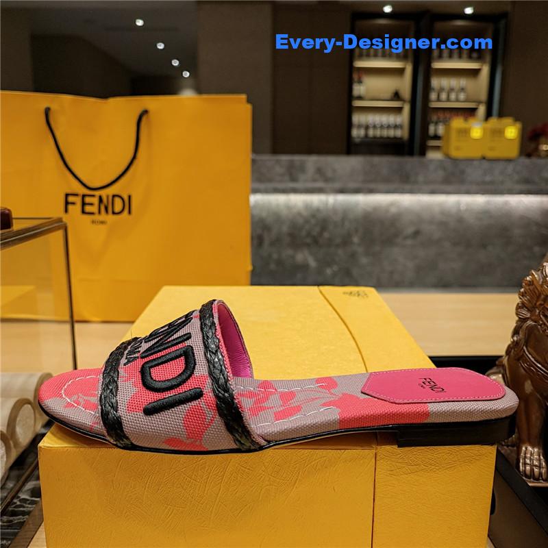 F**di embroidered “F**di” large english logo logo slippers