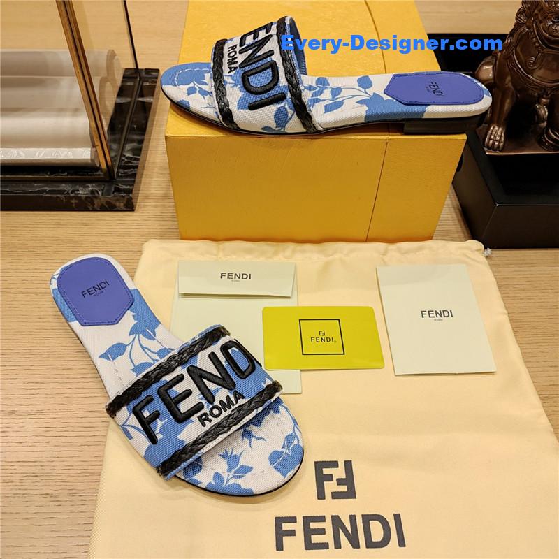F**di embroidered “F**di” large english logo logo slippers