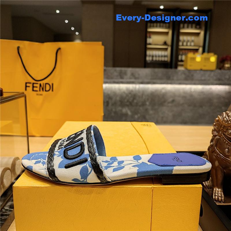 F**di embroidered “F**di” large english logo logo slippers