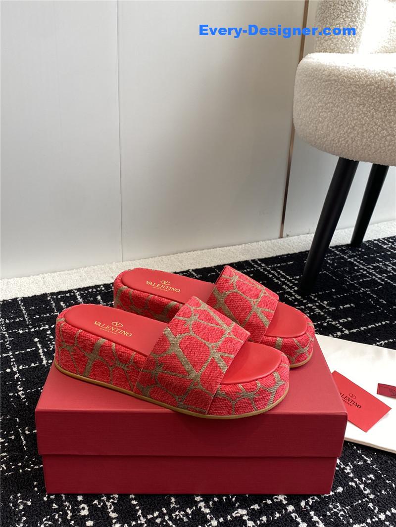 Va1e*ntin0 spring and summer new thick-soled sandals