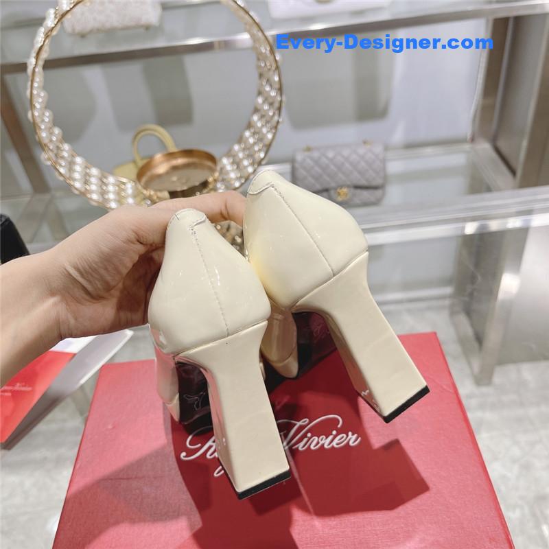 roger u1u1er classic buckle pumps