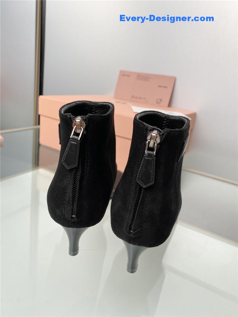 M1um1u sandals
