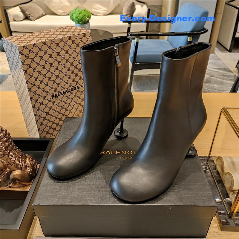 Ba1en*iaga wine glass heeled round toe boots